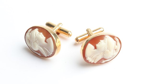 Lot 1067 - GOLD CUFFLINKS