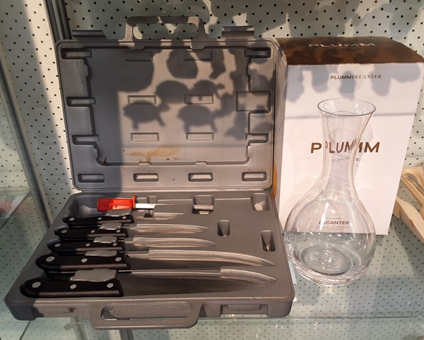 Lot 1351 - PLUMM CRYSTAL & KNIVES