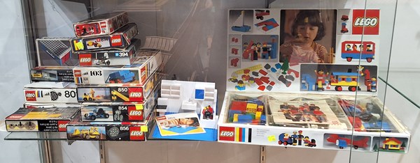 Lot 1474 - VINTAGE LEGO