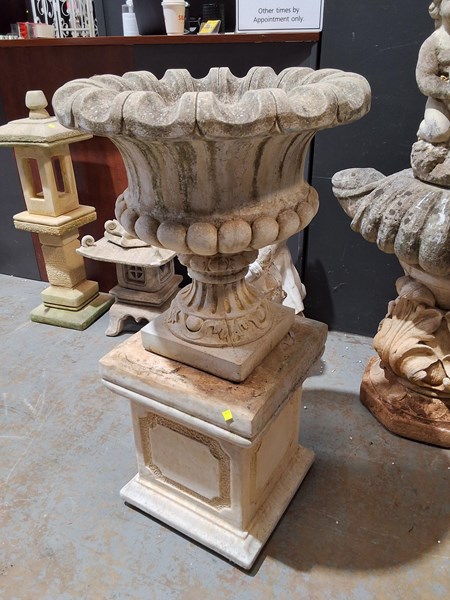 Lot 399 - CONCRETE URN