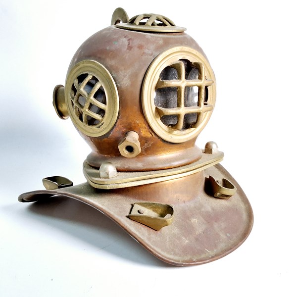 Lot 1324 - ORNAMENT