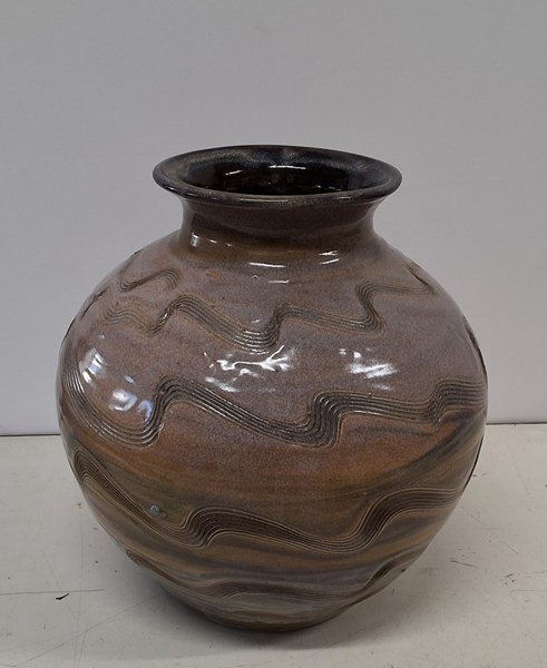 Lot 1541 - STUDIO POTTERY
