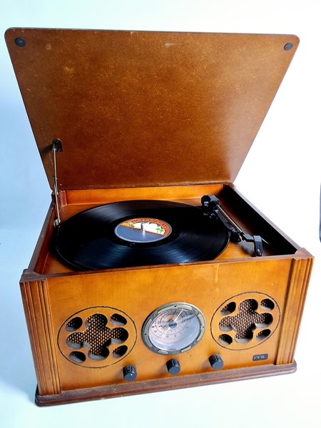 Lot 1535 - RECORD PLAYER