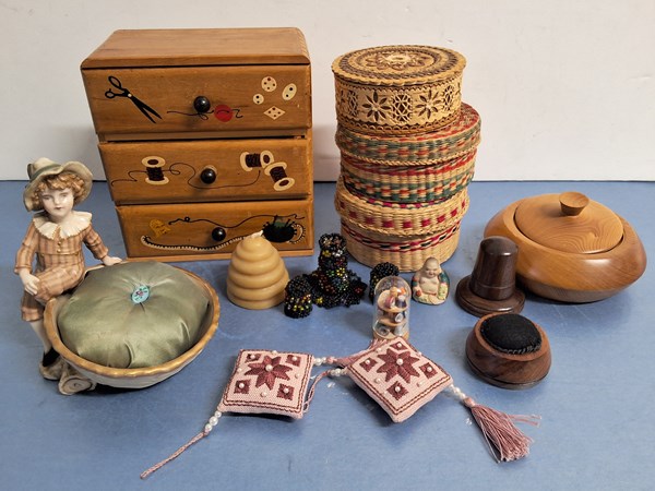 Lot 1490 - SEWING COLLECTABLES