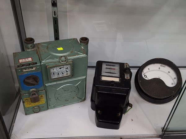Lot 1507 - VINTAGE METERS