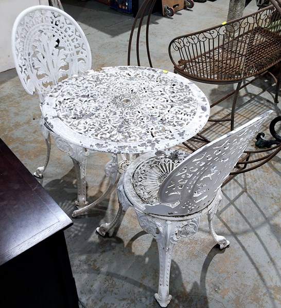 Lot 390 - PATIO SETTING