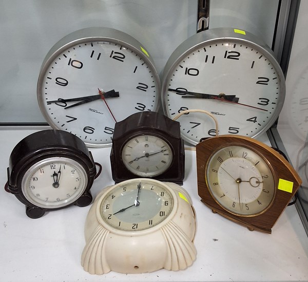Lot 1502 - CLOCKS