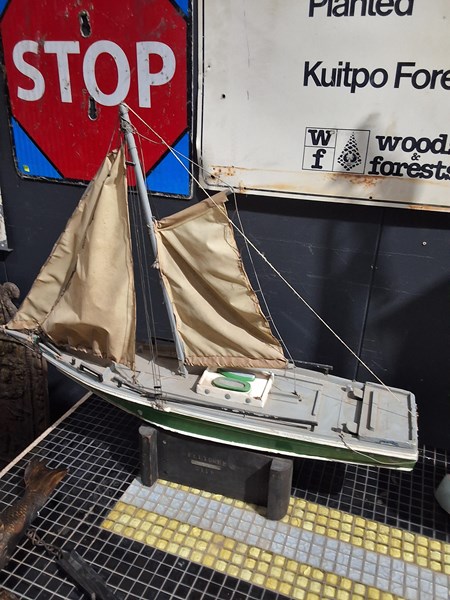 Lot 421 - POND YACHT