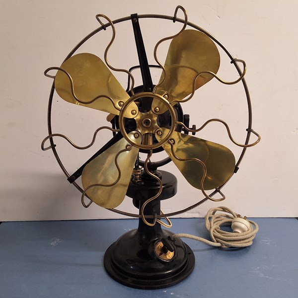 Lot 1212 - DESK FAN