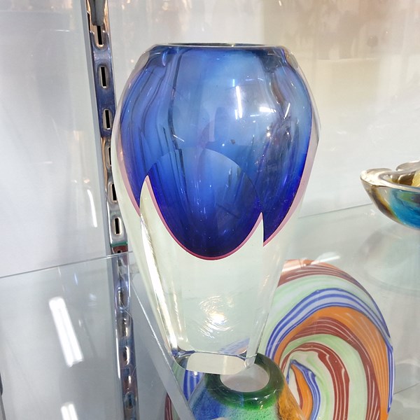 Lot 1341 - VASE