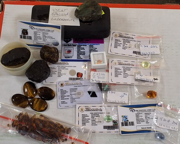 Lot 1121 - MINERALS & GEMSTONES