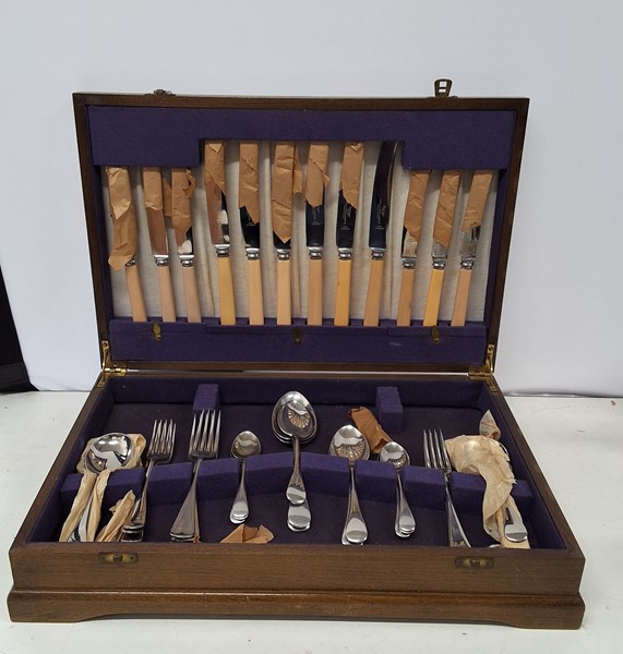 Lot 1381 - CUTLERY SET