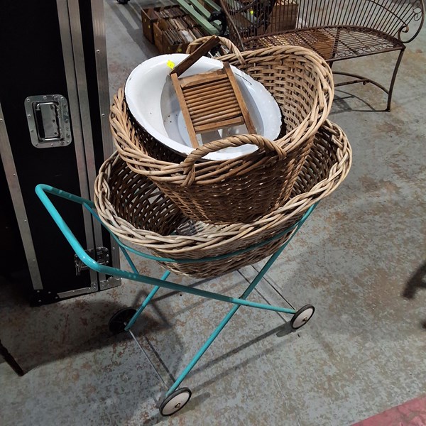 Lot 389 - LAUNDRY ITEMS