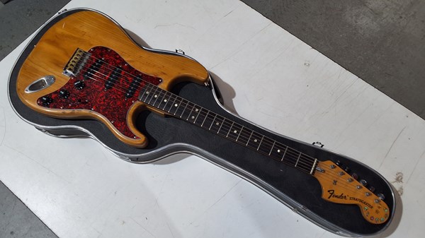 Lot 1233 - ELECTRIC GUITAR