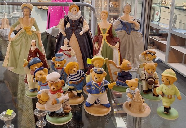 Lot 1136 - FRANKLIN MINT FIGURES