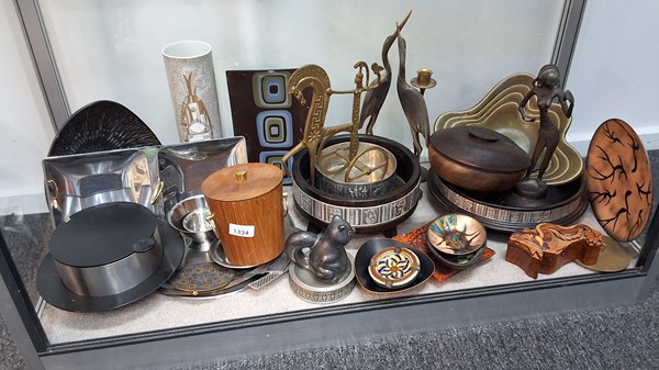 Lot 97 - MID-CENTURY HOMEWARES