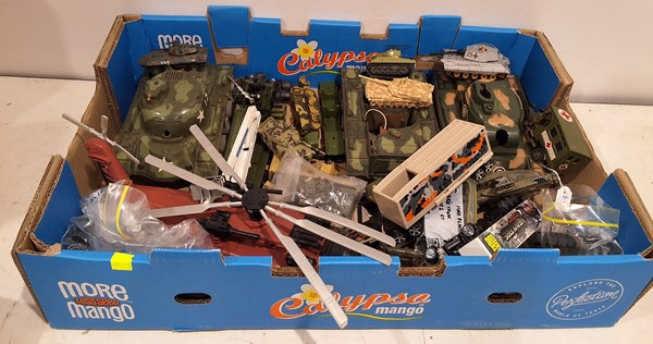 Lot 1392 - TOY MILITARY VEHICLES