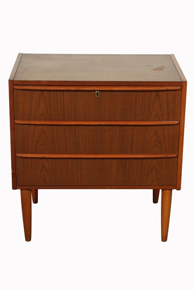 Lot 68 - BEDSIDE CHEST OF DRAWERS