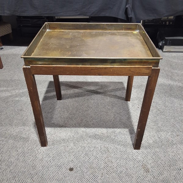 Lot 125 - FLOWER TABLE