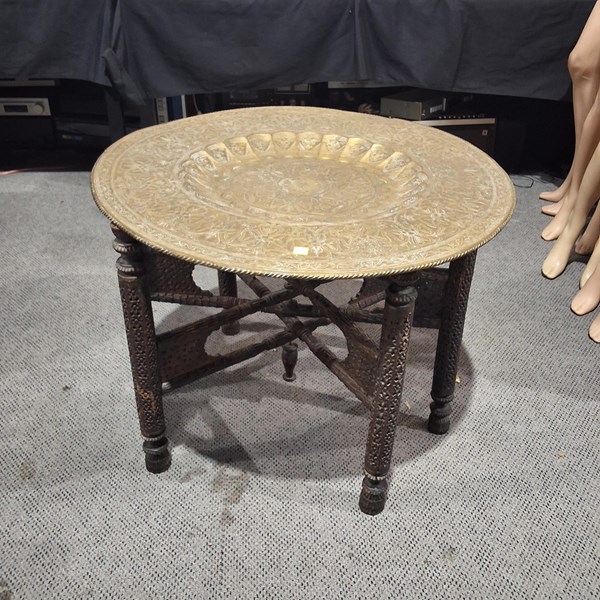 Lot 363 - TRAY TABLE