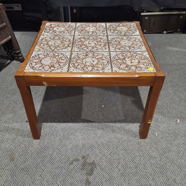 Lot 256 - COFFEE TABLE