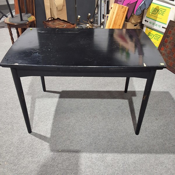 Lot 280 - DINING TABLE