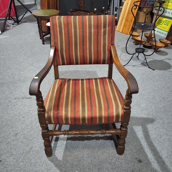Lot 285 - ARM CHAIR