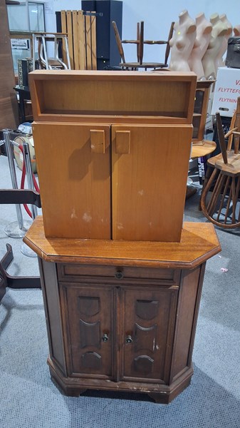 Lot 272 - CUPBOARDS