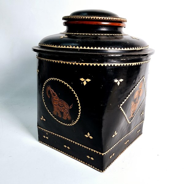 Lot 1308 - LIDDED VESSEL