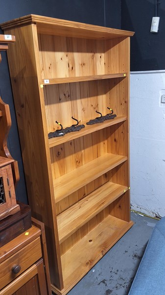 Lot 85 - BOOKSHELF