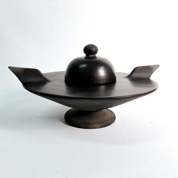 Lot 1149 - LIDDED VESSEL