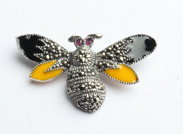 Lot 1036 - BEE BROOCH