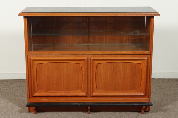 Lot 29 - TEAK DISPLAY BAR