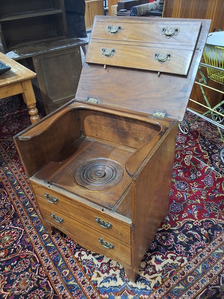 Lot 8 - COMMODE