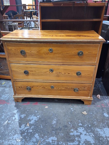 Lot 157 - CHEST OF DRAWERS