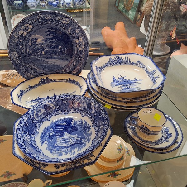 Lot 1142 - BLUE & WHITE CHINA