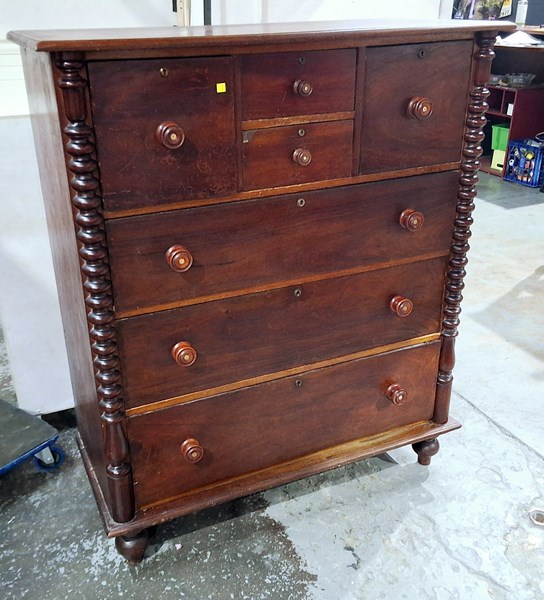 Lot 42 - CHEST OF DRAWERS