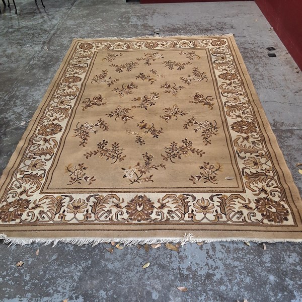 Lot 60 - FLOOR RUG