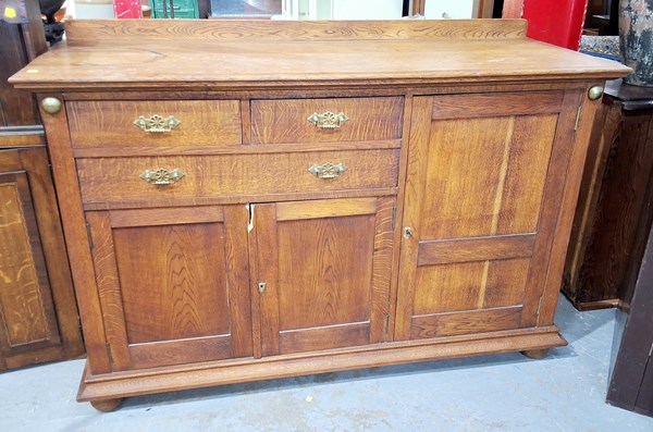 Lot 197 - SIDEBOARD
