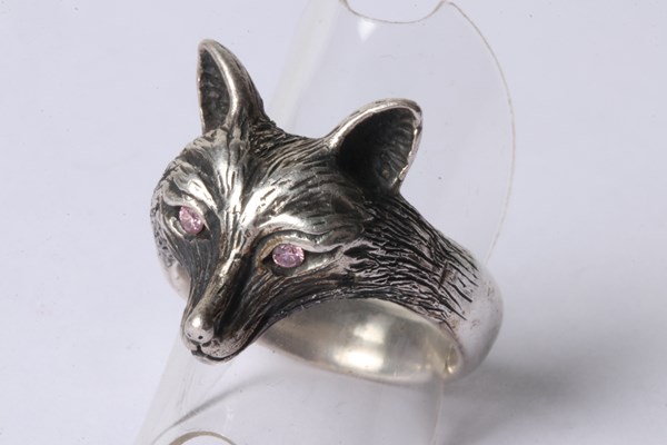 Lot 1050 - RING