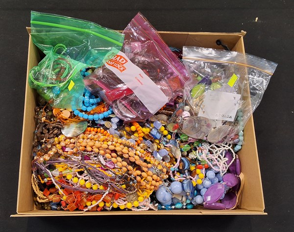 Lot 1340 - COSTUME JEWELLERY
