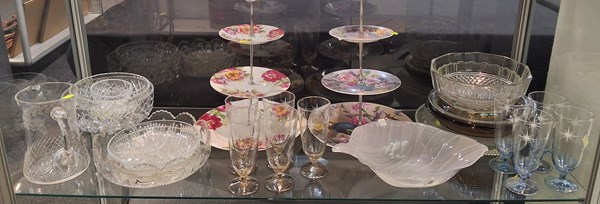Lot 1366 - GLASSWARE & CAKE STANDS