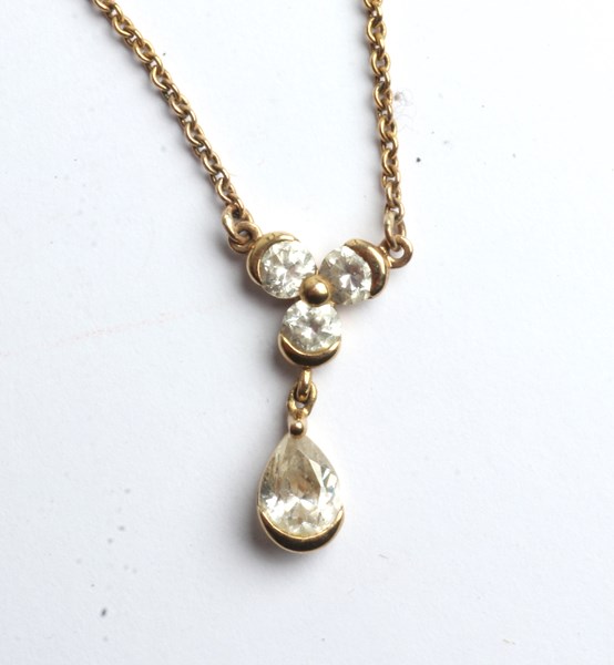 Lot 1013 - GOLD NECKLACE