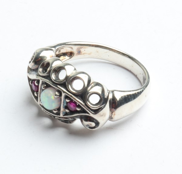 Lot 1008 - SILVER RING