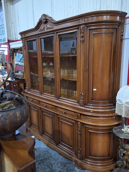 Lot 214 - SIDEBOARD