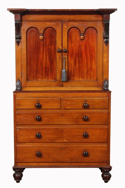 Lot 174 - OAK LINEN CHEST