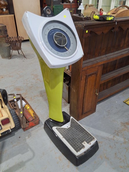 Lot 252 - SCALES