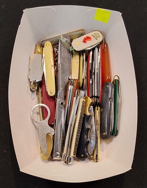 Lot 1059 - POCKET KNIVES