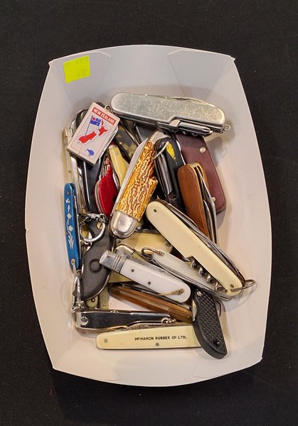 Lot 1058 - POCKET KNIVES