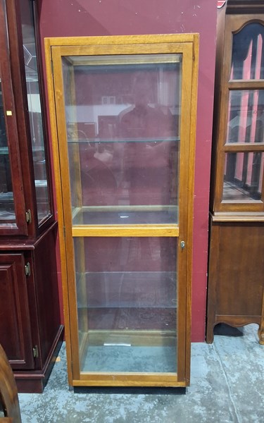 Lot 76 - DISPLAY CASE